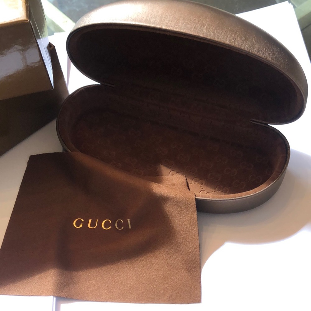 Gucci sun glass case with cloth and box